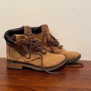 Female light brown boots.